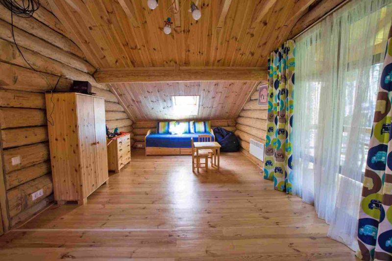 Installation av vindsavfuktare i övervåning av 3 planshus. Stureby, Enskedefältet