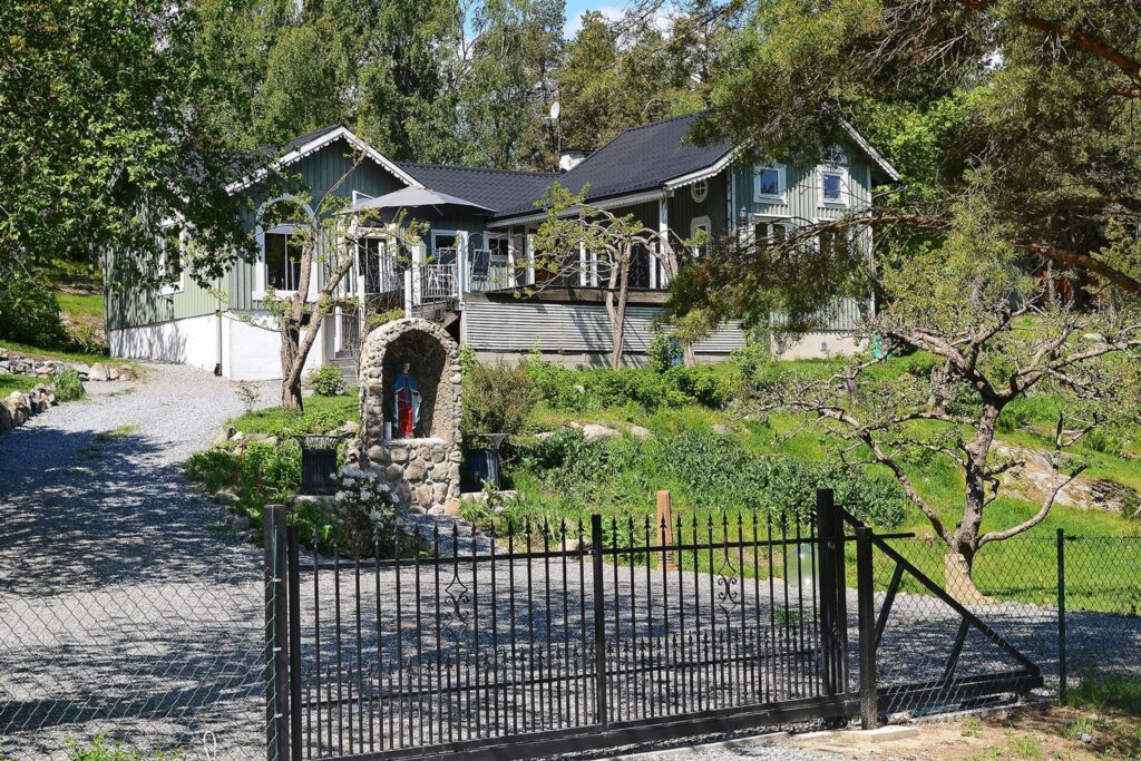 Omläggning Takläckage Tegeltak. Liljeholmen Årsta