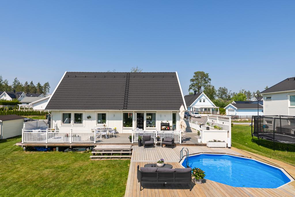 Takrenovering Tegeltak Villa. Ormingelandet Västra Ekedal Saltsjö Boo